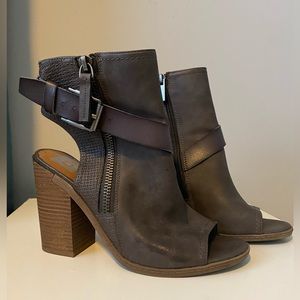 Extremely cute open toed booties✨